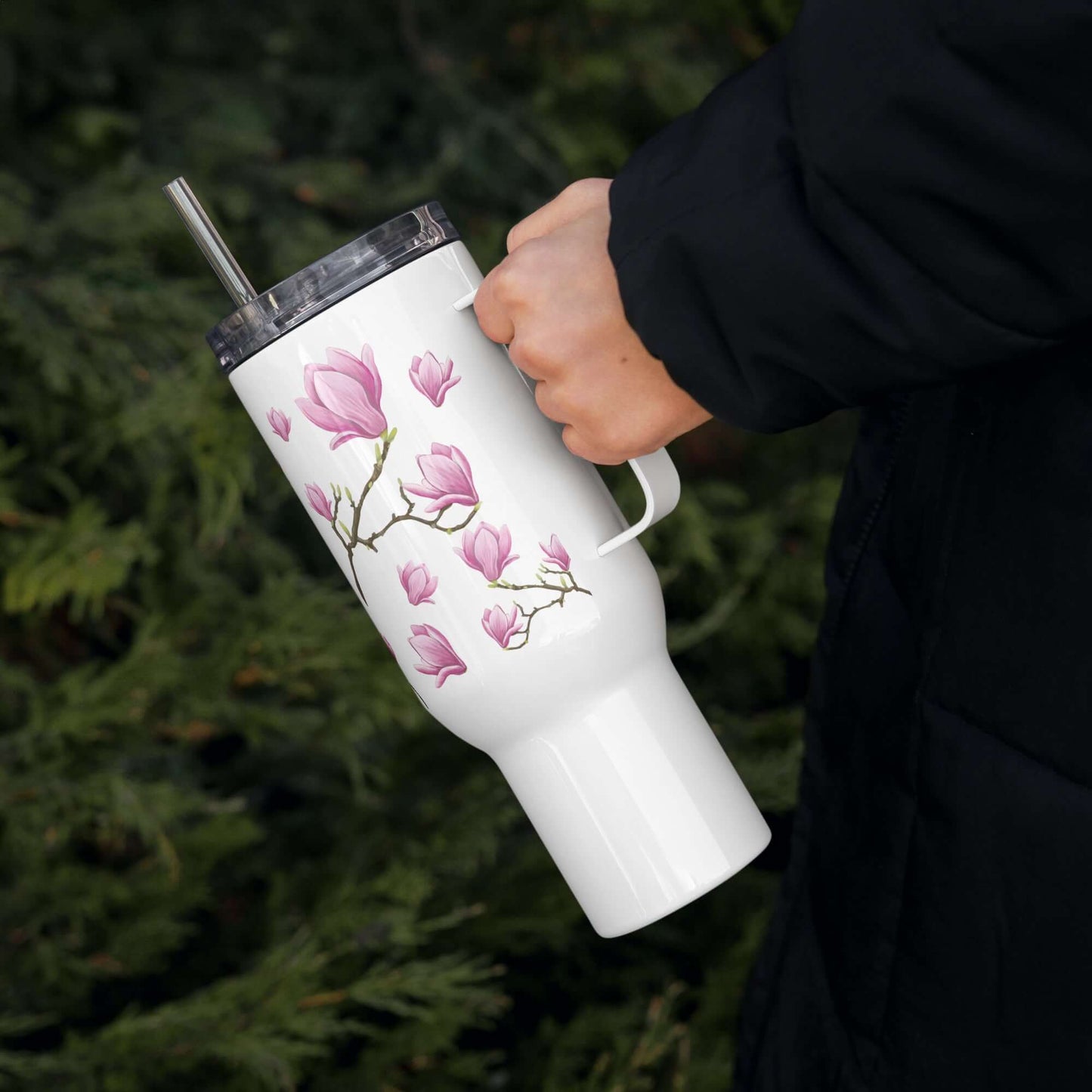 Magnolia Design 25oz tumbler with handle, double-wall stainless steel for drinks on-the-go, featuring floral design.