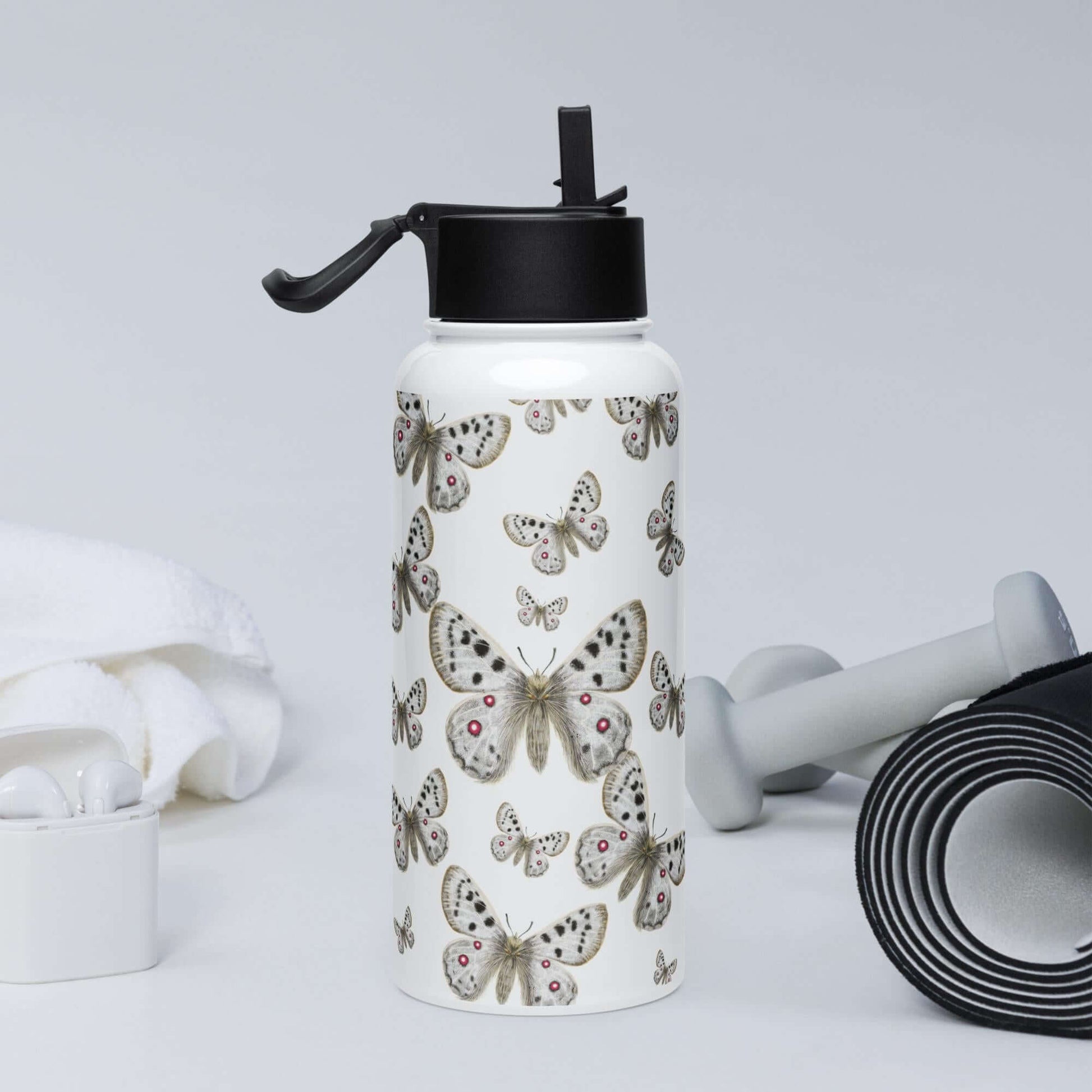 Side view in the gym:Functional and stylish Apollo water bottle, ideal for gym enthusiasts.