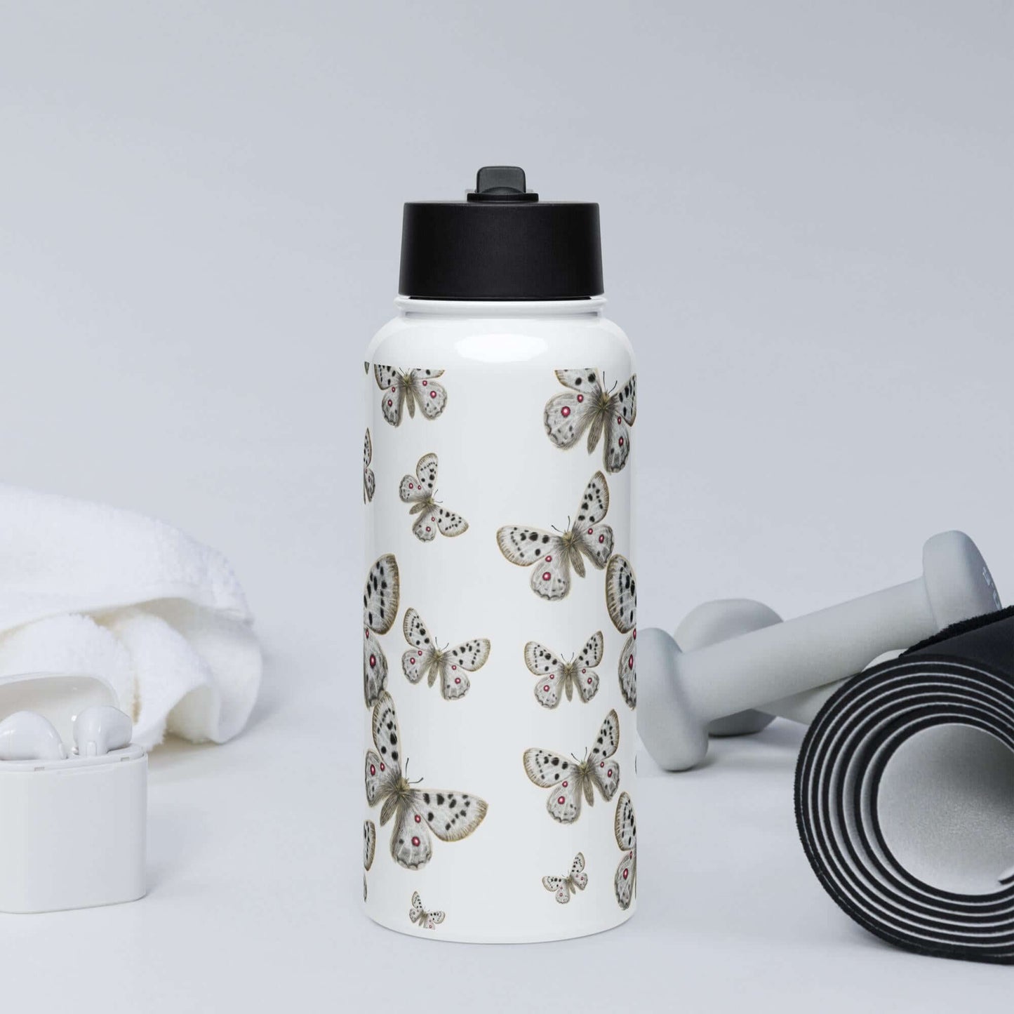 Front view in the gym: Durable stainless steel water bottle, perfect for hydration during your workout.