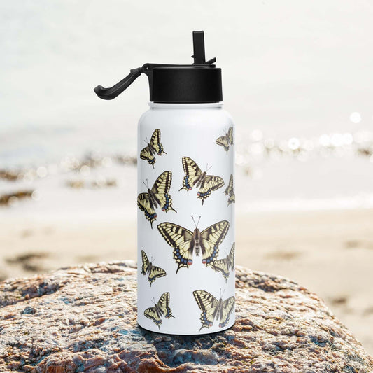 Side view on the beach: Sleek silhouette of the Machaon water bottle, complementing your active lifestyle