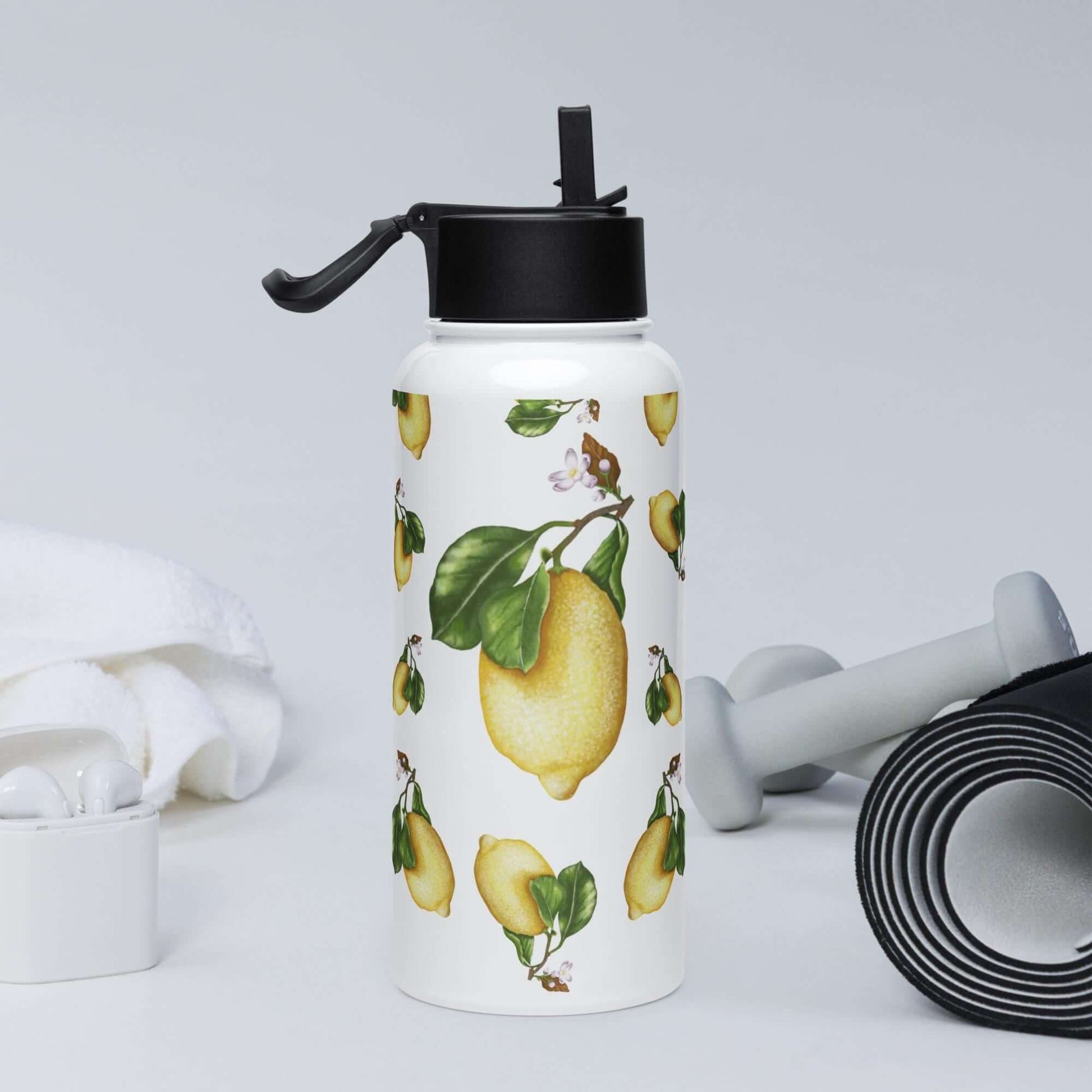 Side view in the gym: Functional and fashionable lemon water bottle, ideal for gym enthusiasts.