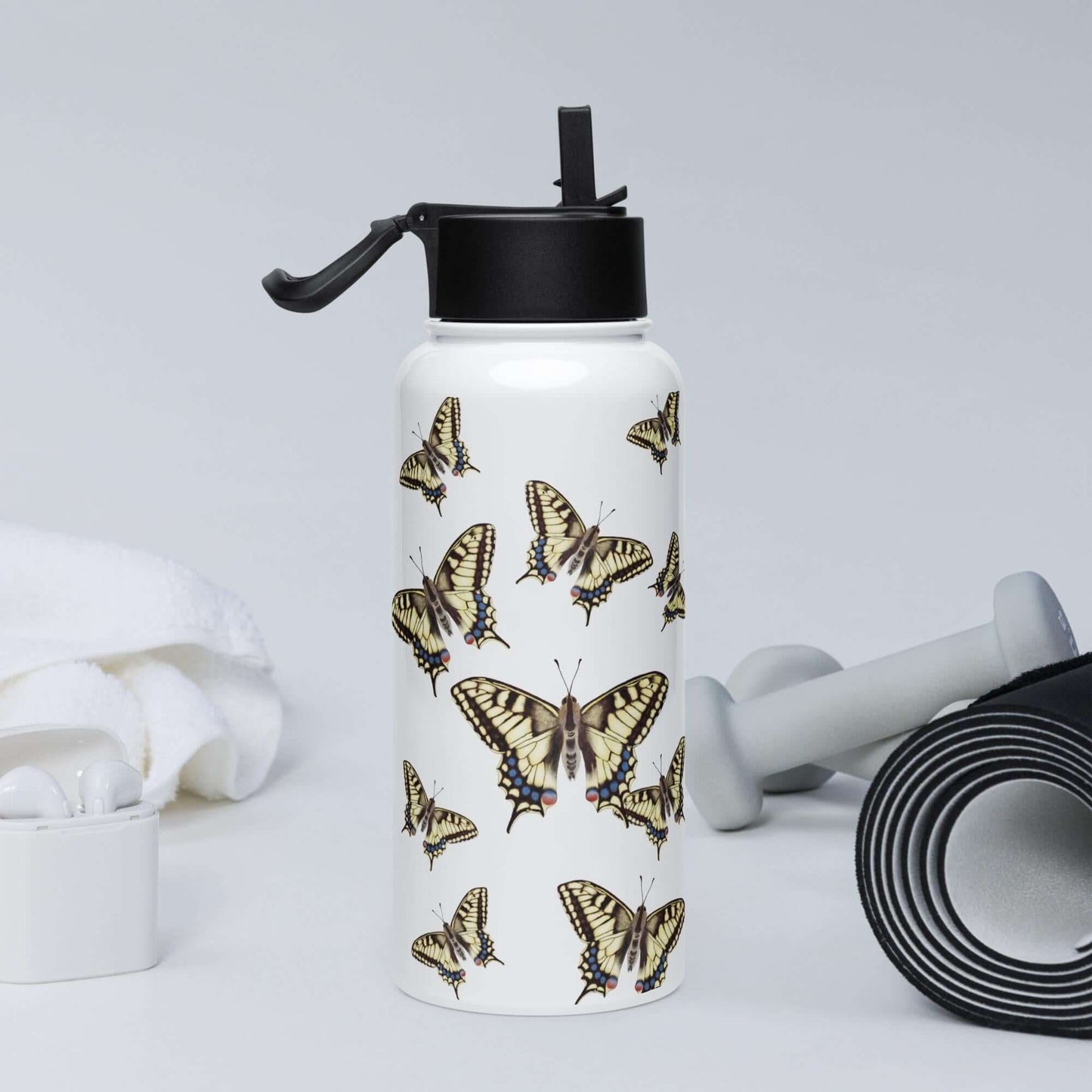 Side view in the gym: Functional and stylish Machaon water bottle, ideal for gym enthusiasts.