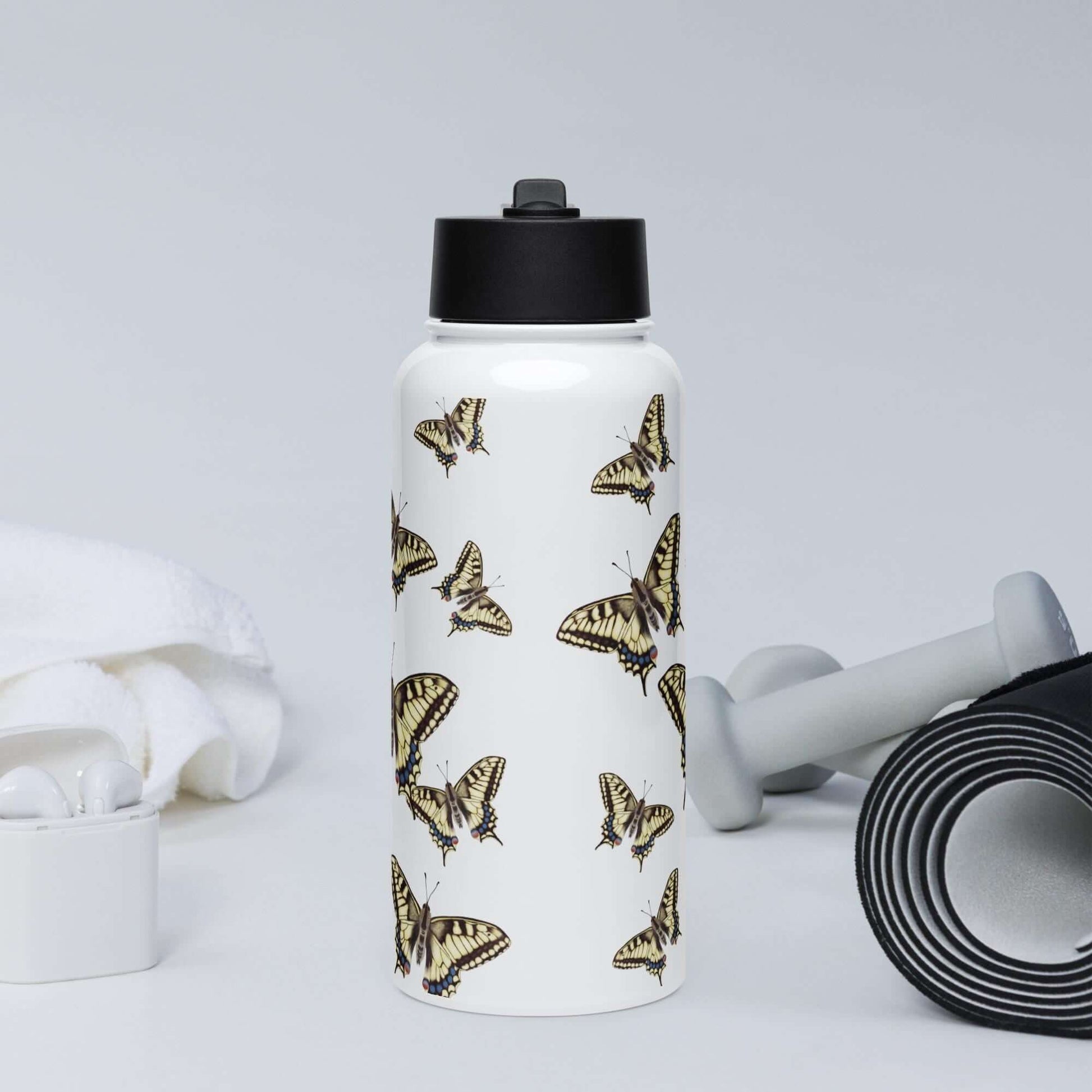 Front view in the gym: Stylish Machaon water bottle, adding a touch of elegance to your workout routine.