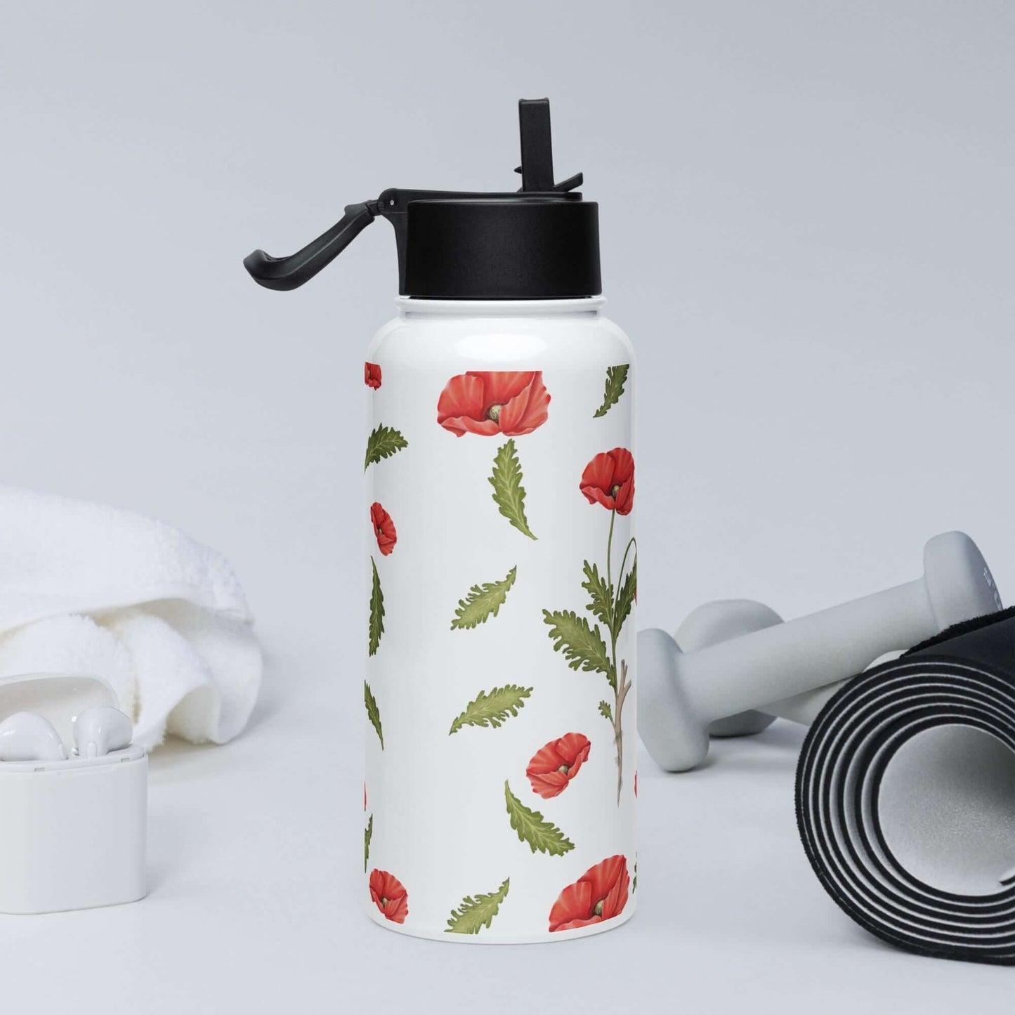 Side view in the gym: Functional and stylish poppy water bottle, ideal for gym enthusiasts.